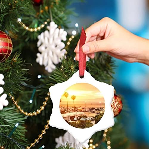 Божиќни украси во градот Лос Анџелес Центар на градот 2022 година Калифорнија САД патуваат сувенир виси украси за новогодишни елки, кои висат