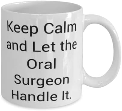 Шега со орален хирург подароци, оставете се смирени и оставете го оралниот хирург да се справи со тоа, смешна кригла 11oz 15oz