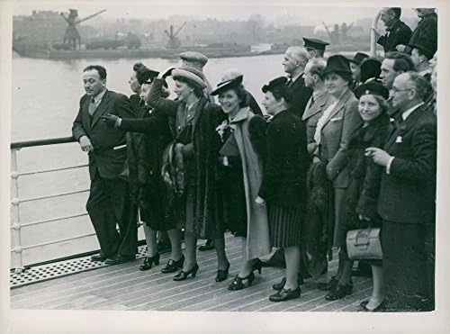 Гроздобер фотографија на некои од туристите од Шведска, гледајќи го Риверсајд, во Лондон, Англија, 8 април 1946 година.