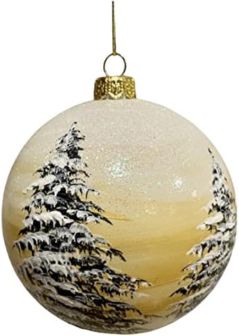 Шарен Божиќен украс со дрвја покриени со снег
