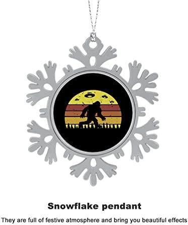 Bigfoot Retro Alien Invasion NUFO симпатична зимска снегулка Божиќни украси Смешна шема XMAS дрво виси украси