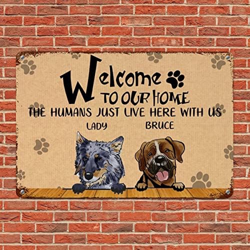Алиојоит Смешно Куче Метален Знак Прилагодено Име На Кучиња Добредојдовте Во Нашиот Дом Луѓето Овде Со Нас Ретро Милениче Куче Знак За Добредојде