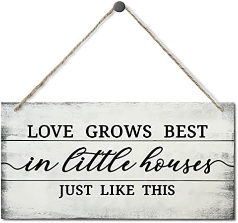 Loveубовта расте најдобро во мали куќи исто како и овој знак за украси, печатено дрвен wallиден знак, смешни домашни знаци декор, виси