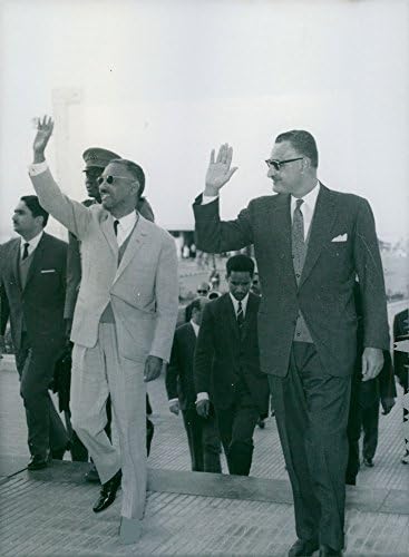 Гроздобер фотографија на двајцата претседатели, поздравувајќи ја толпата, која дошла да се сретне со претседателот Олд Дадах на аеродромот