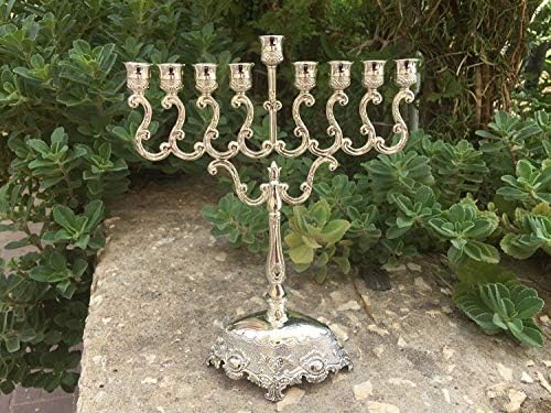 Еврејска ламба Хануках Менора во елегантен антички дизајн, hartудаика уметност празник