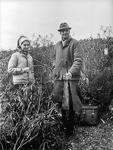 Гроздобер фотографија на принцот Хуан од Шпанија со жена во лов на шума.