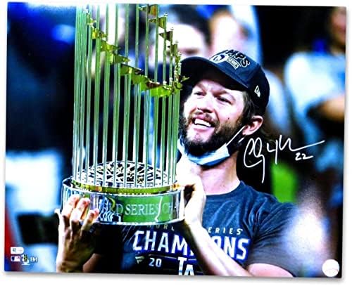 Клејтон Кершау потпиша автограмиран 16x20 Фото Доџерс Трофеј Светска серија H MLB - автограмирани фотографии од MLB