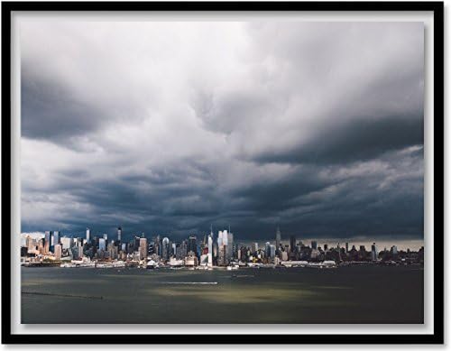 Поглед на Менхетен под облаците од невреме