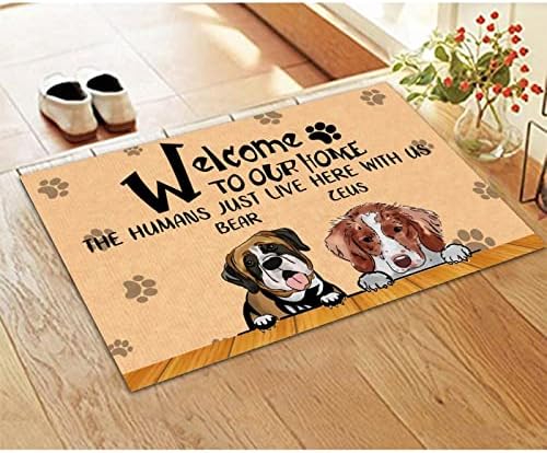 Добредојдовте Во Нашиот Дом Луѓето Едноставно Живеат Тука Со Нас Влез Мат Персонализирано Име На Куче Кучиња Шепи Печатење Внатре