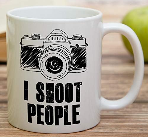 Смешна кригла Retreez - Јас пукам луѓе, фотограф на фотоапарати 11 мл керамички кафе -керамички кафе - смешно, сарказам, саркастичен, мотивационен,
