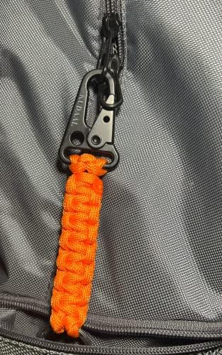 KUDAAL PARACORD KEYCHAIN ​​со карабинер, клуч за клучеви со плетенка со плетенка со комунален прстен и зголемен клип за уста за пешачење