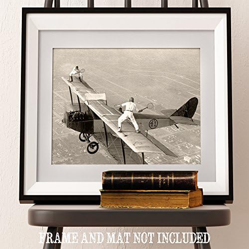 Играње тенис на биплано крило - Фотографија на гроздобер авион, тенис на небото црно -бел wallиден уметност, стари отпечатоци за квалитетни фото