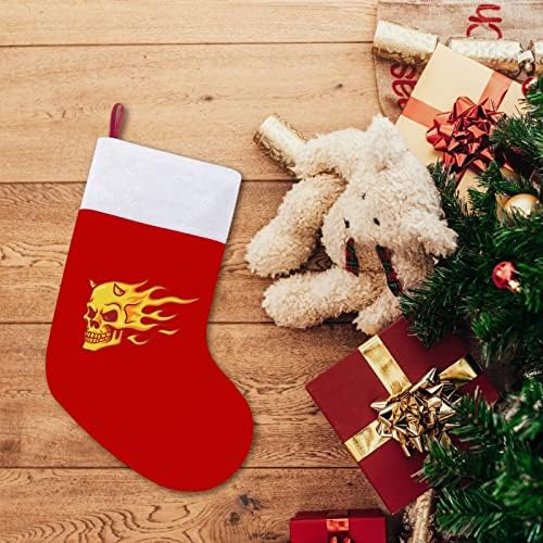 Череп со горење оган Божиќни чорапи црвен кадифе со бела торба за бонбони Божиќни украси и додаток на семејна забава