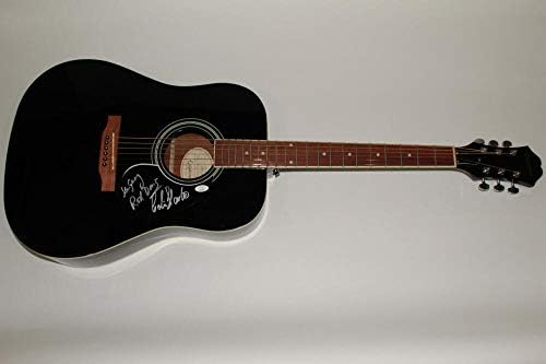 Акустичната гитара на каменоломот X3 го потпишаа автограмот Гибсон Епифон - Битлси ЈСА