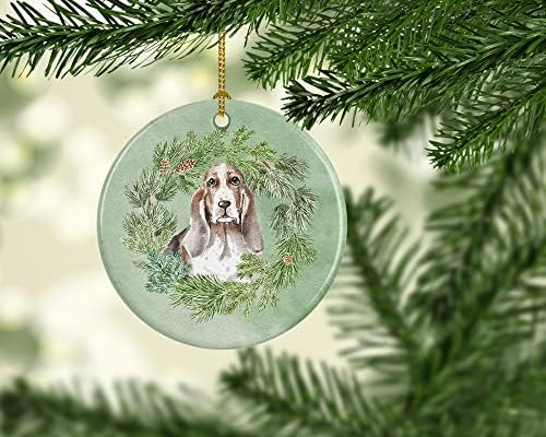 Богатства на Каролина CK8858CO1 Basset Hound Tricolor Божиќниот венец керамички украс, украси за новогодишни елки, виси украс за Божиќ, празник, забава, подарок, подарок, подарок,