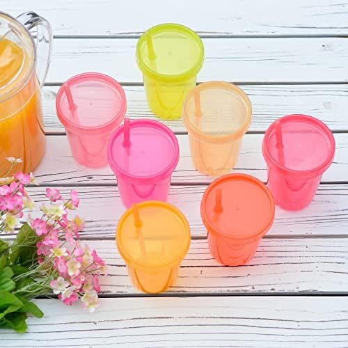 Помлад 7 поставува пластични чаши за деца со капаци и сламки, 7 чаши за еднократно дете со сламки во 7 розови бои