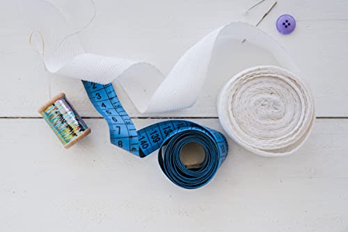 Мерки со мека лента со сина боја на кафјет за мерења на телото, шиење, кроење, занаетчиство и губење на тежината - со разноврсна