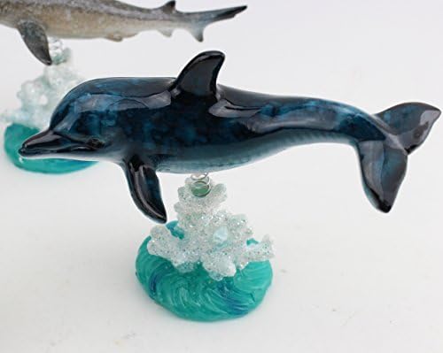 Делфин на статуата на лакорана корална база на застаклена бела сина боја ~ wiggles igggles море суштество делфин на фигура на корални гребени