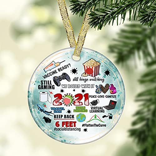 Божиќен украс „2021 година се тркалавме со тоа“ дрво што виси Божиќни украси 3 инчи керамички подарок за неа, тој, членови на семејството, пријатели, украс за домови