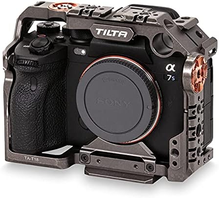 Tiltaing целосен кафез на фотоапаратот компатибилен со камерата Sony A7S III со ергономска зафат и железничката железница, ари