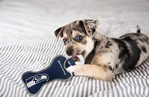Миленичиња прва НФЛ Сиетл Seahawks Dental Dog Tug играчка со пискалка. Тешка играчка за миленичиња за здрава забава, заби и чистење